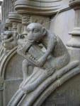Singe jouant de la vielle à Roue dans l'abbaye de Saint-Martin-aux-Bois dans l'Oise Ph Boulfroy